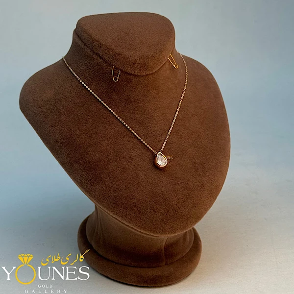 تصویر دوم گردنبند نگین اشکی طلا